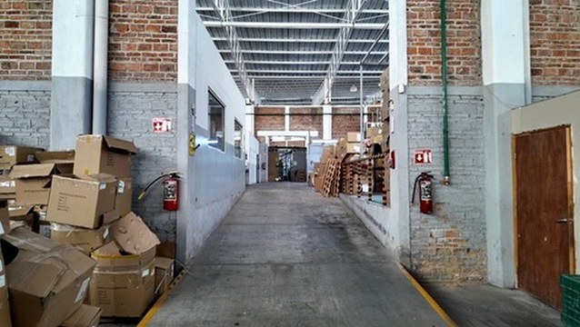Andador interior de circulación entre almacén y zona de embarque