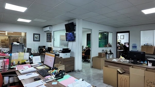 Área administrativa abierta con estaciones de trabajo