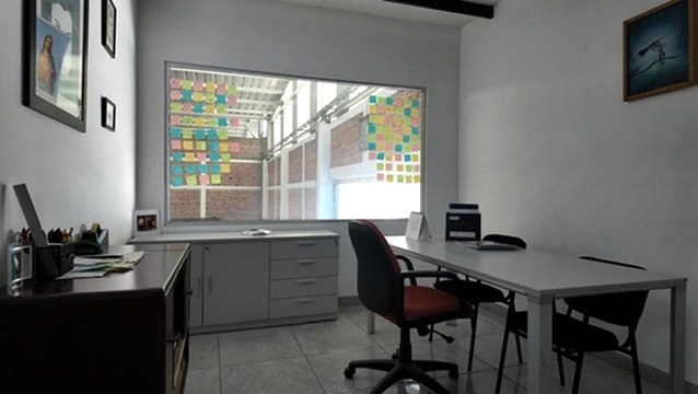Oficina privada con escritorio y mesa de trabajo
